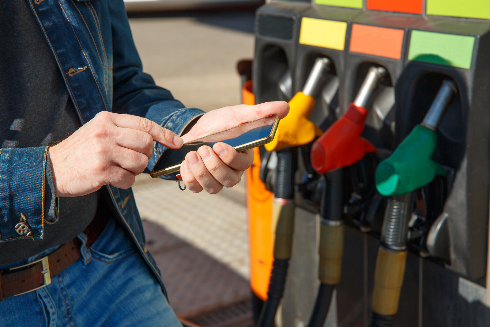 Paying for fuel with the Upside app Person paying for gas with a smartphone app to earn Upside cash back